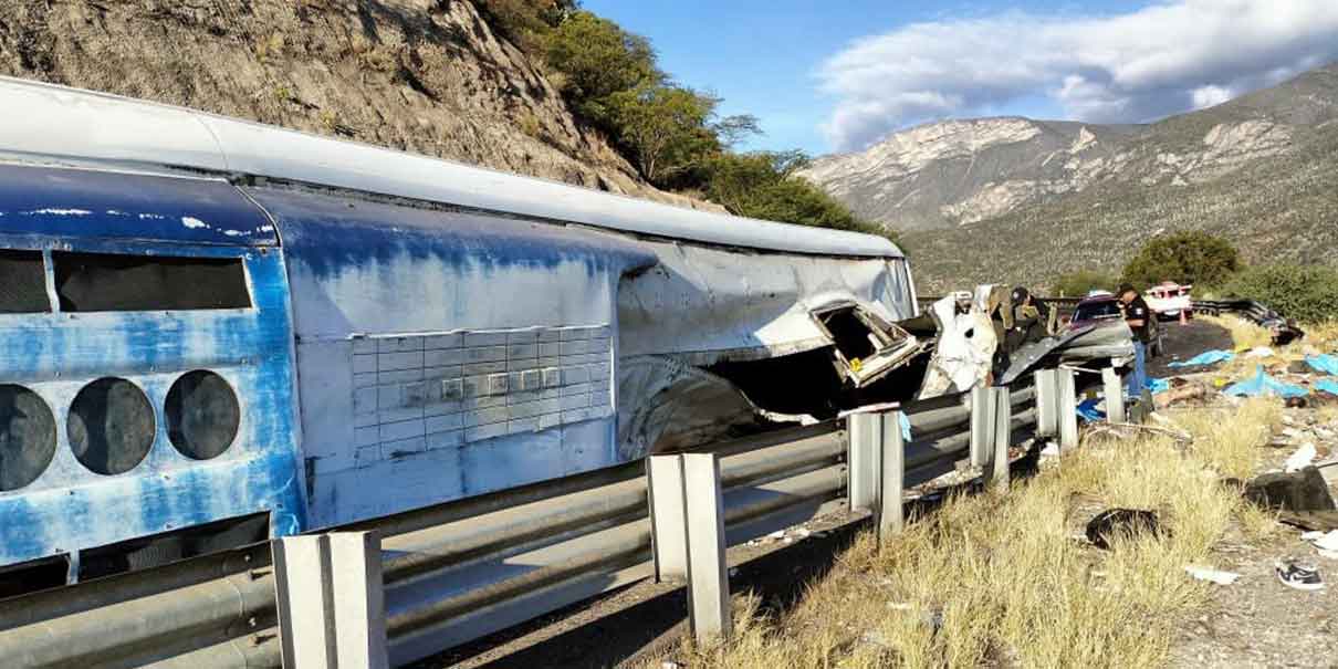 17 muertos al volcar autobús en límites de Puebla y Oaxaca