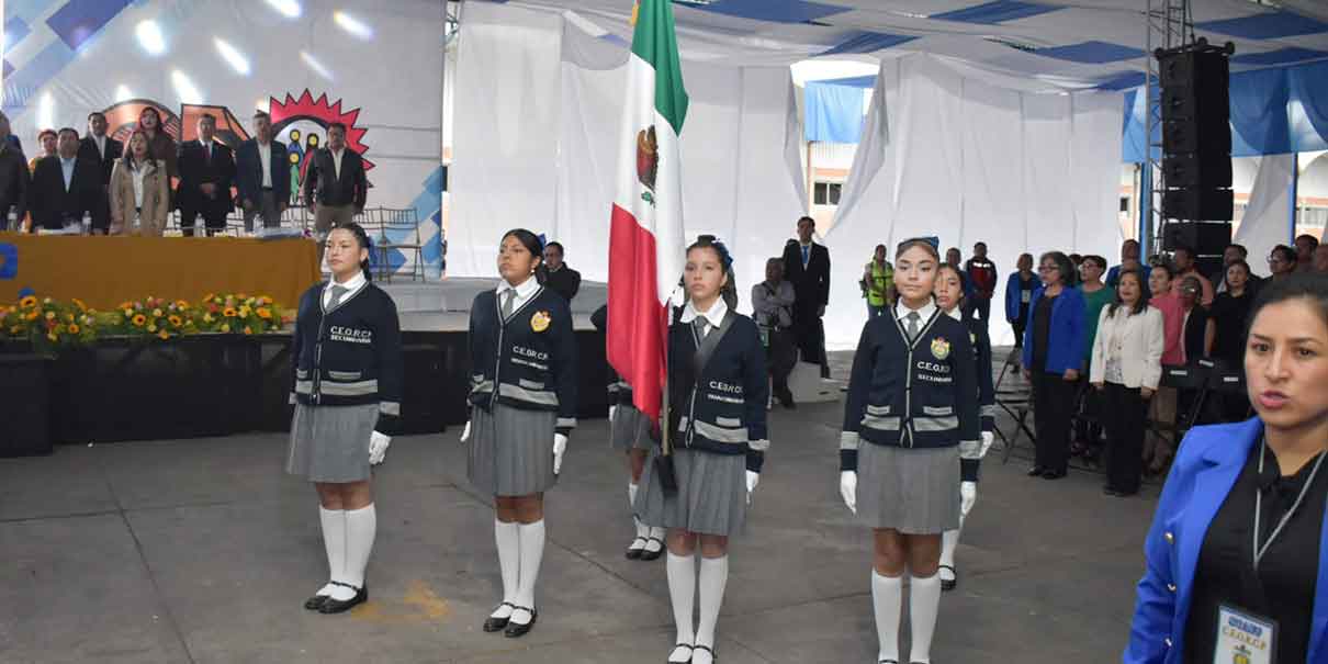 Graduación en el Centro Escolar Rafael Cravioto de Huauchinango; Rogelio López deseó éxito a egresados