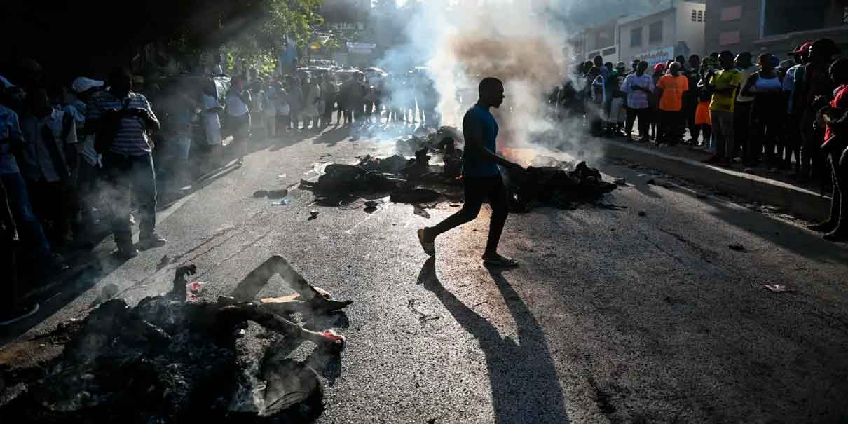 inch4n y QUEM4N VIVOS a 10 presuntos pandilleros en Haití