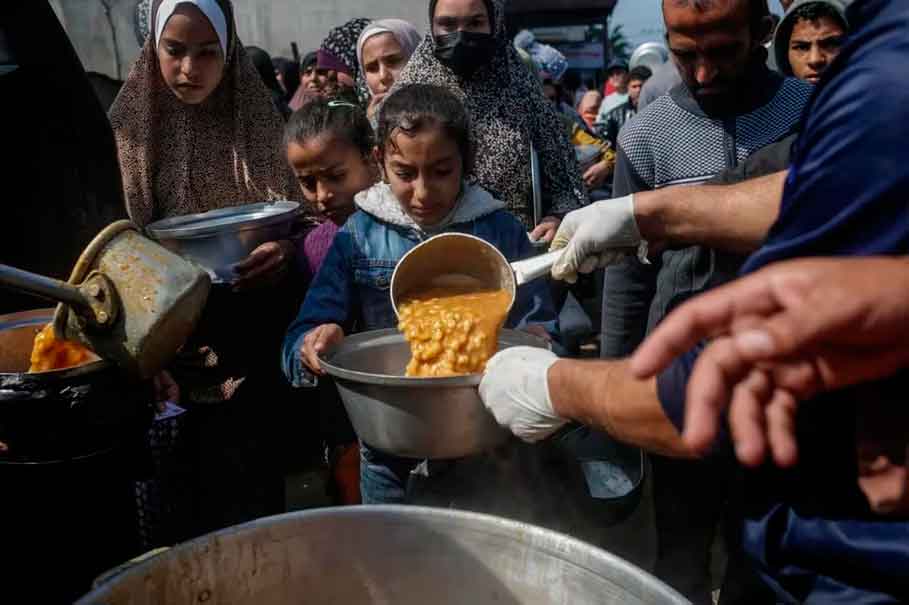 Más de 100 MUERTOS por disparos de Israel contra una multitud que recogía comida en Gaza