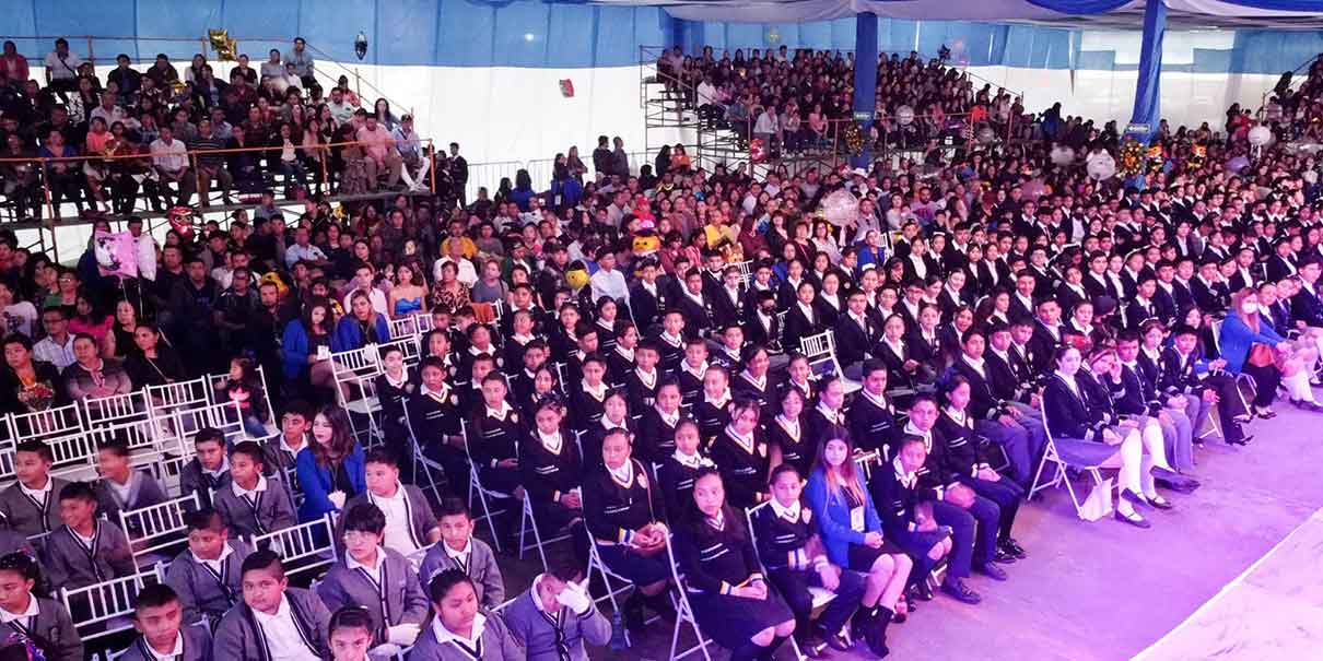 Graduación en el Centro Escolar Rafael Cravioto de Huauchinango; Rogelio López deseó éxito a egresados
