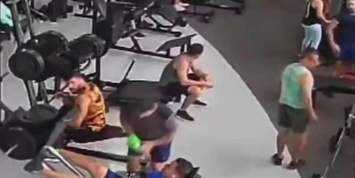 Hombre le cae maquina de gimnasio de 150 kilos en el espalda; podría quedar paralítico