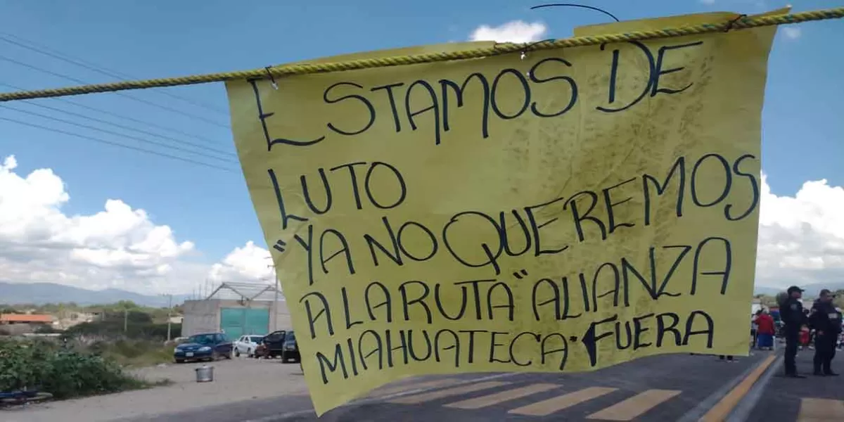 Pobladores de Santiago Miahuatlán bloquean la federal México-Veracruz; piden retiro de la ruta Alianza Miahuateca