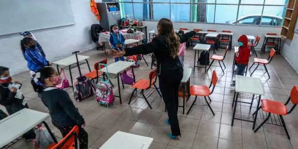 Busca AMLO salario a maestros y soldados superior a los 16 mil pesos