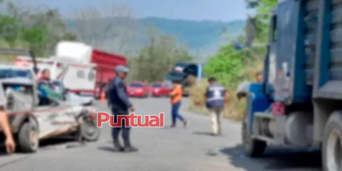 Conductor muer3 al impactarse de frente contra camión de volteo en la Pachuca-Tuxpan