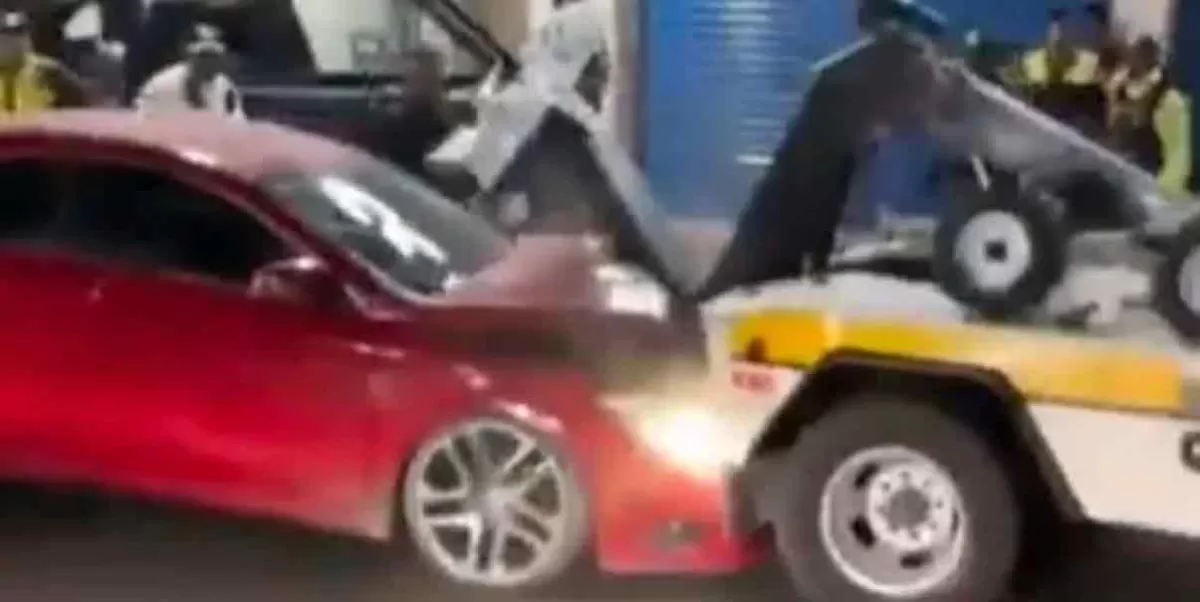 VIDEO. Conductora se impacta en una grúa al intentar evadir un retén en la CDMX