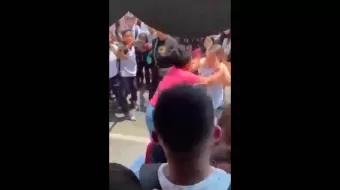 VIDEO. Madres 'se rifan un tiro' afuera de secundaria de Zapopan, Jalisco