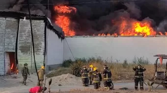 Fuerte incendio consume una fábrica de veladoras en Texmelucan