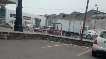 Abandonan camión de Farmacias Guadalajara en Texmelucan