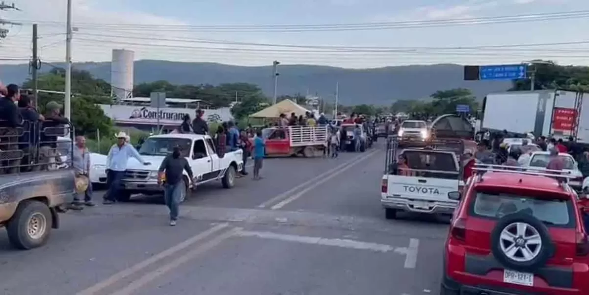 Grupo armado es recibido entre aplausos, vítores y ovaciones por pobladores de Chiapas