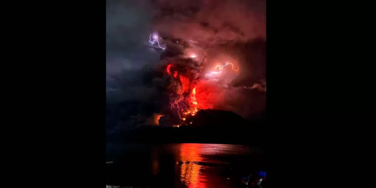 VIDEOS. Evacúan a cientos de personas en Indonesia, volcán Ruang hace erupción