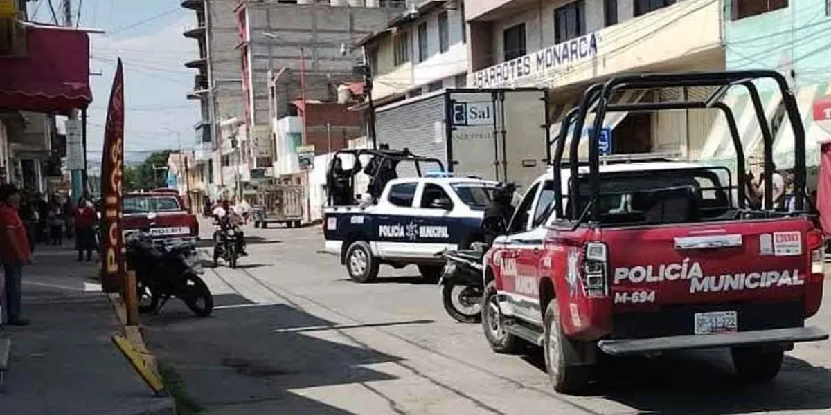 Aseguran a dos presuntos ladrones en Texmelucan; usaban motoneta y arma falsa