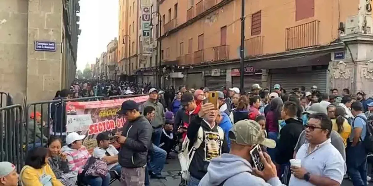 CNTE bloquea Palacio Nacional para exigir diálogo con Sheinbaum
