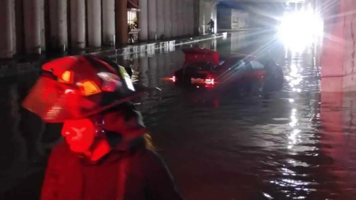 Tormenta inunda puente en Texmelucan; bomberos rescatan a pasajeros atrapados