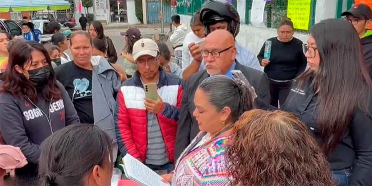 En Cholula, padres toman escuela tras suspensión de una docente acusada de maltratar a una alumna 