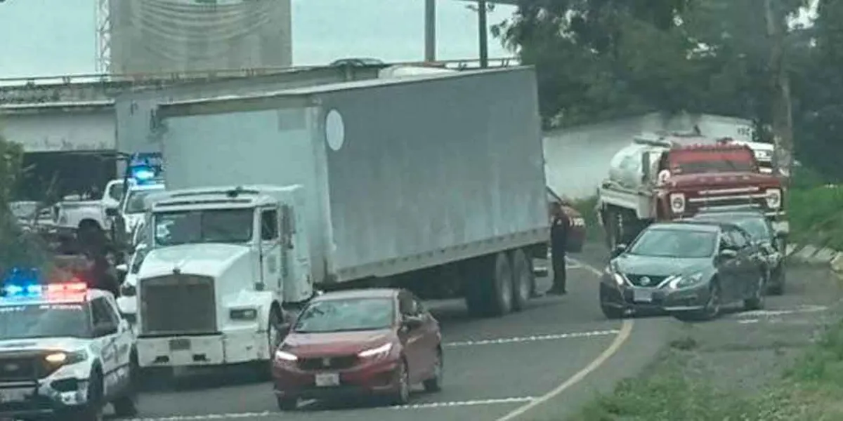 Criminales abandonaron tráiler robado en la México-Puebla tras operativo 