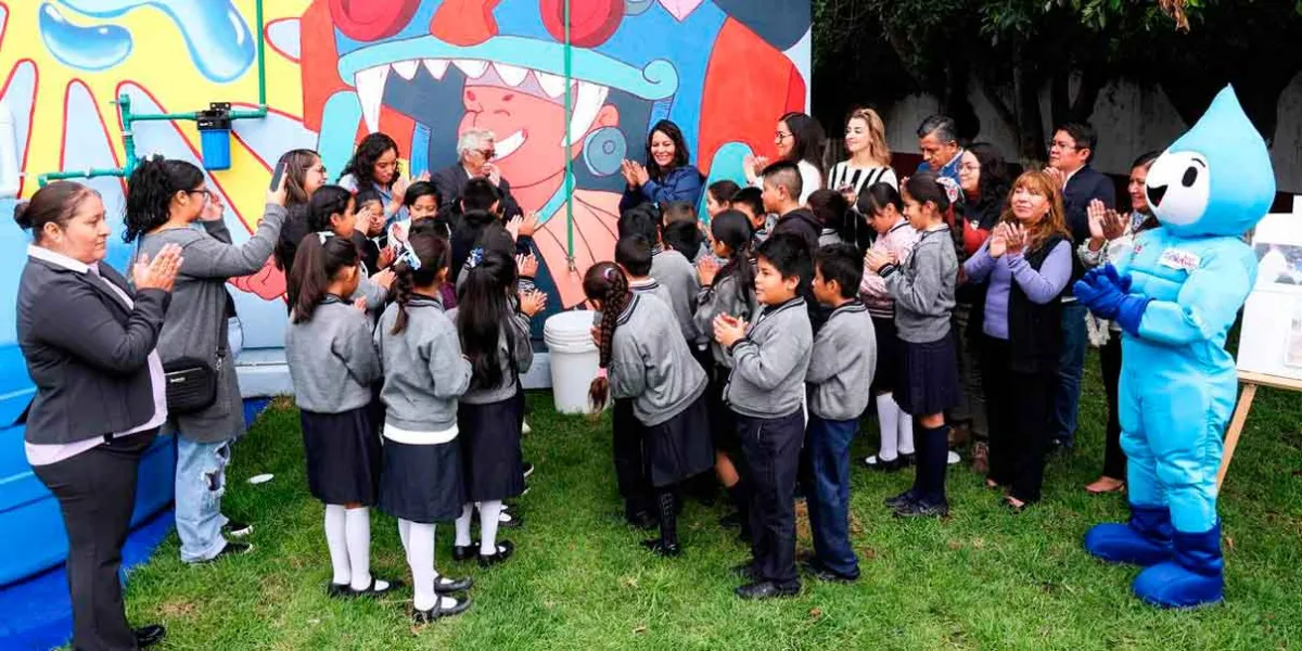Entrega Lupita Cuautle sistema de captación pluvial a primaria en San Andrés Cholula