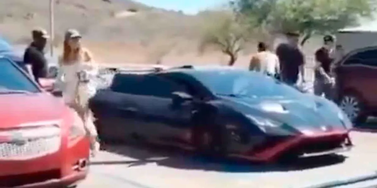 Natanael Cano causa indignación en redes por estacionarse en lugar para personas con discapacidad
