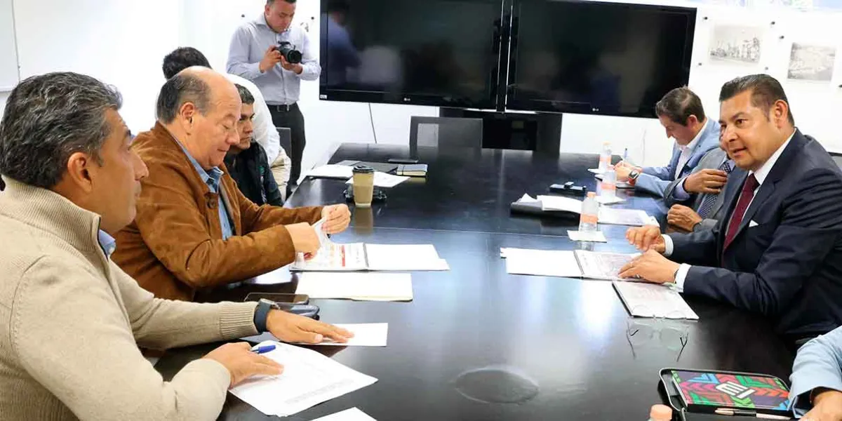 Alejandro Armenta logra nuevo apoyo de PEMEX para Puebla: asfalto, gasolina y diésel para obras estratégicas