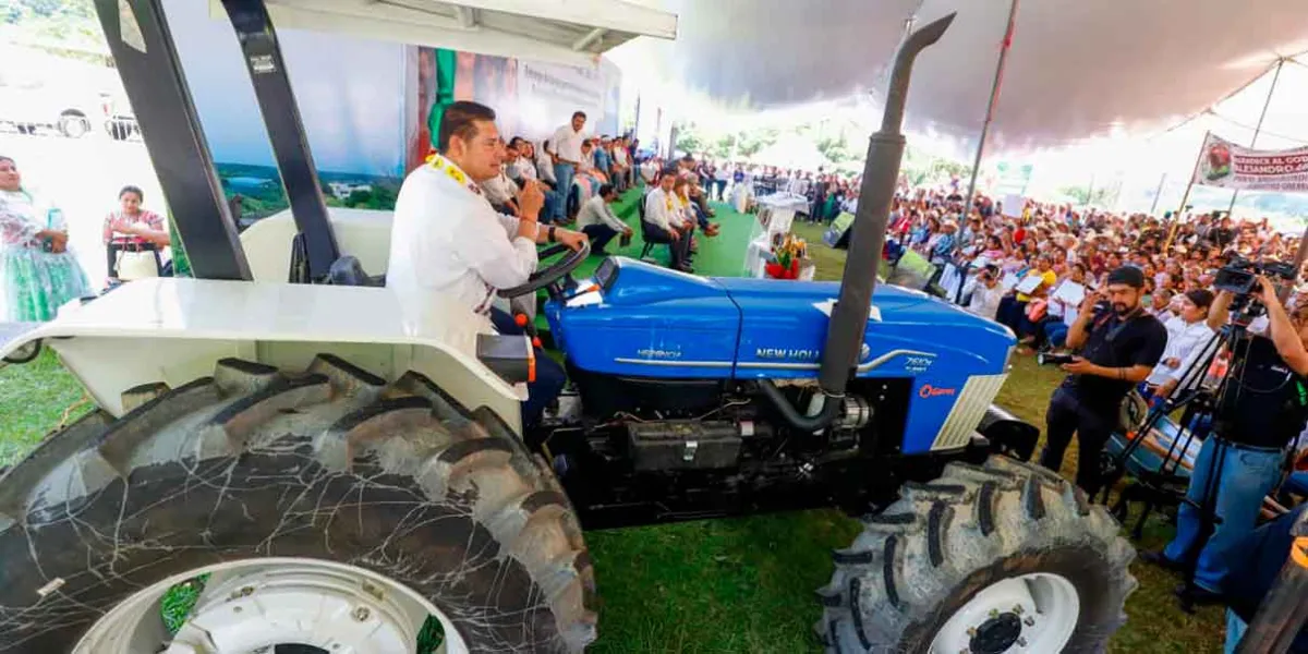 Huehuetla recibe apoyos históricos del gobierno de Alejandro Armenta para modernizar el campo