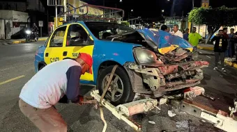 Choque entre moto y taxi deja a un menor herido en Izúcar