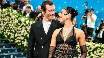 Dua Lipa confirma su compromiso con el actor Callum Turner