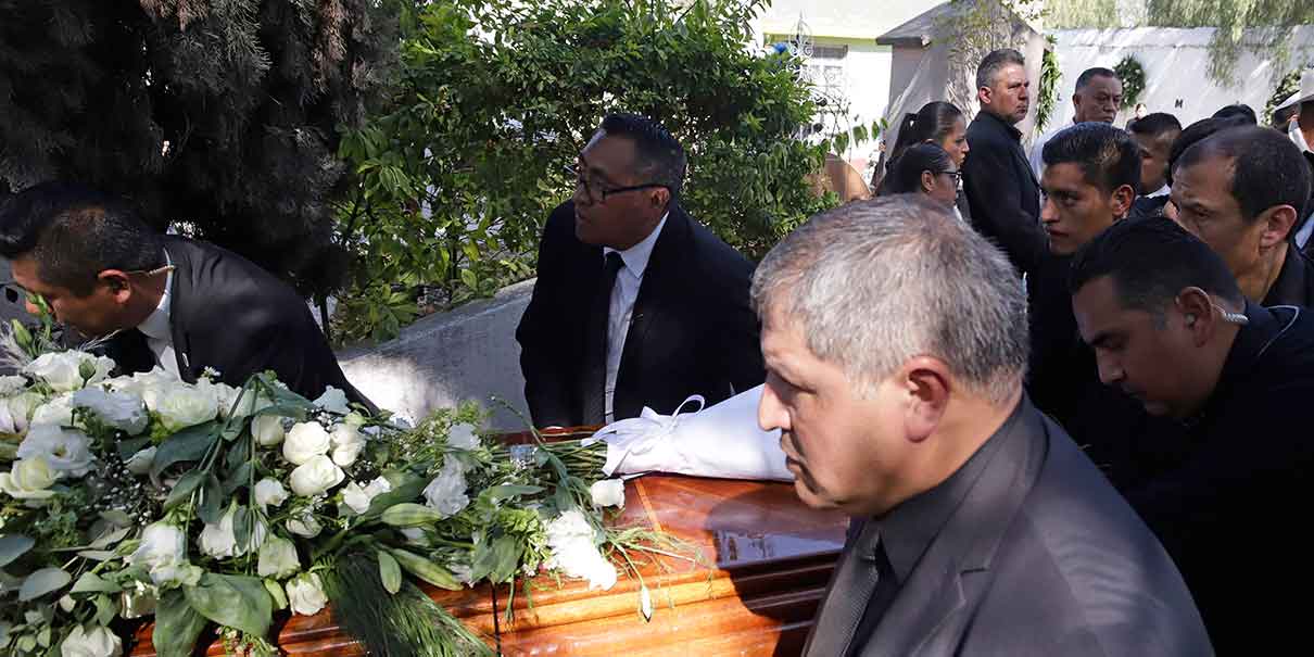 Último adiós a Miguel Barbosa en Tehuacán; el arzobispo Víctor Sánchez encabezó ceremonia