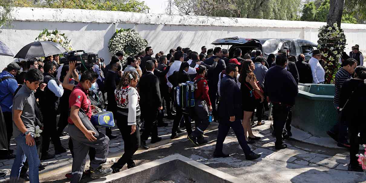 Último adiós a Miguel Barbosa en Tehuacán; el arzobispo Víctor Sánchez encabezó ceremonia