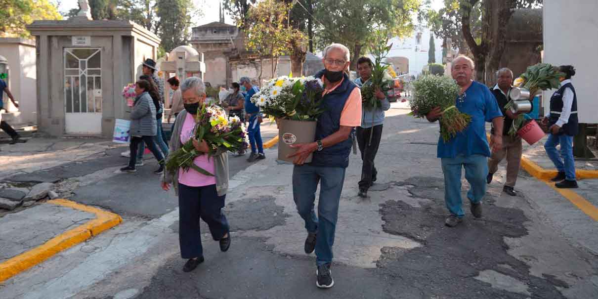 800 policías municipales cuidarán visitas en panteones municipales y de juntas auxiliares