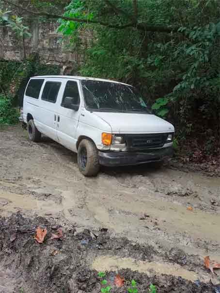 Abandonan camionetas con huachic0l en Huauchinango