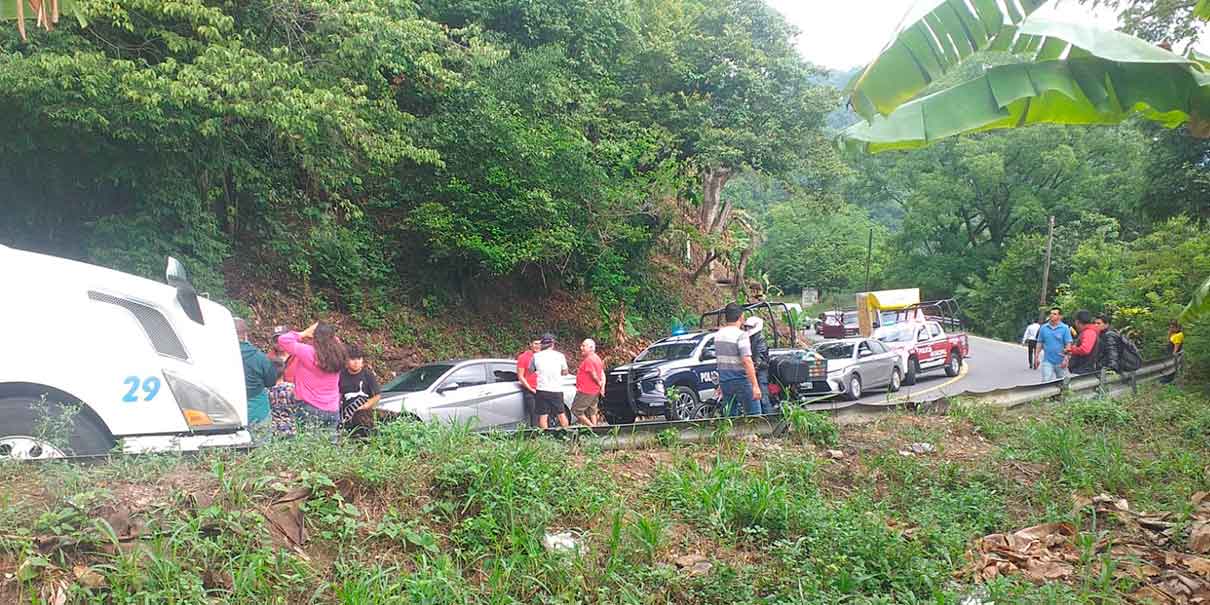 Cierran autopista y carretera federal en la Sierra Norte por accidente y volcadura