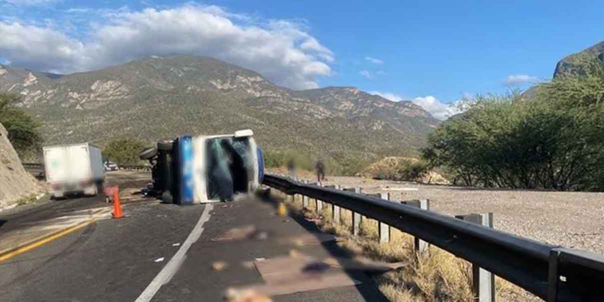 Al menos 17 muertos por volcadura de autobús en límites entre Puebla y Oaxaca