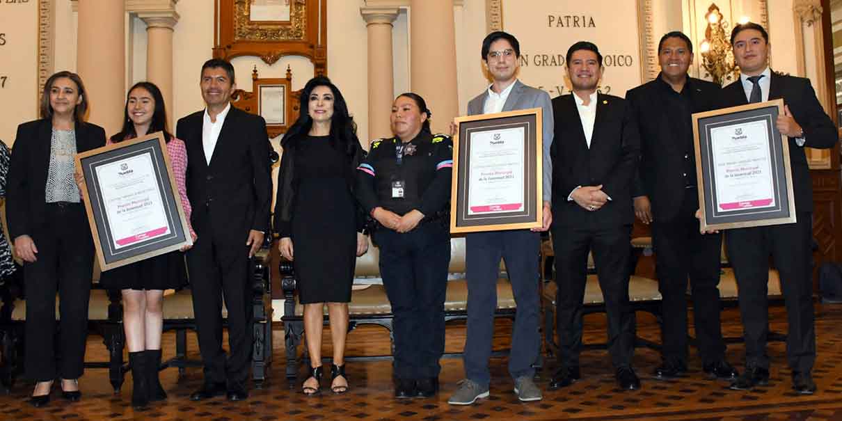 Eduardo Rivera entregó el Premio Municipal de la Juventud a dos alumnos de la BUAP