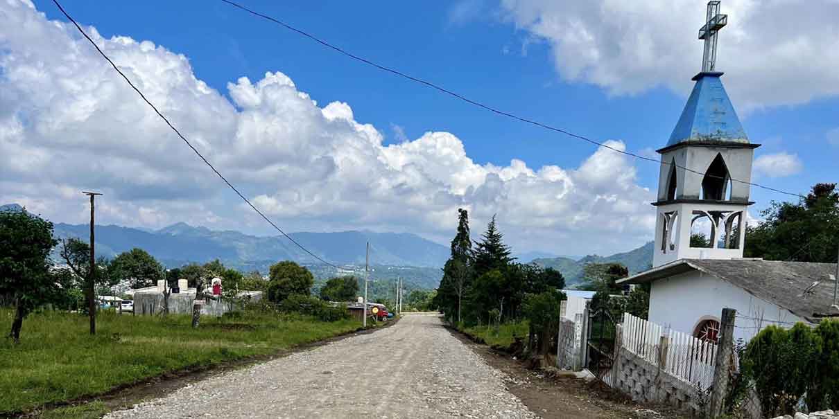 Amplían trabajos de rehabilitación de calles en colonia de Huauchinango