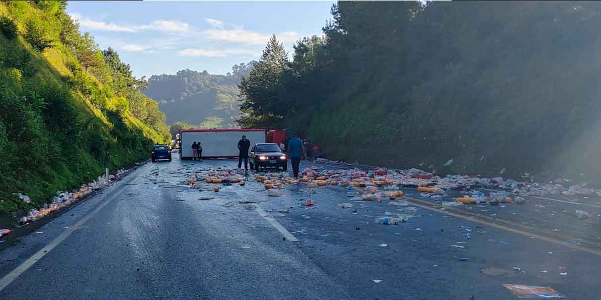 Volcadura de tráiler en la México-Tuxpan cobra la vida de una persona