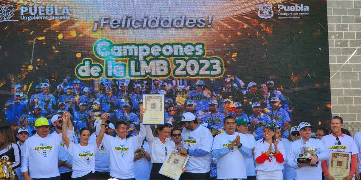 Apoteósico recibimiento a los Pericos de Puebla campeones