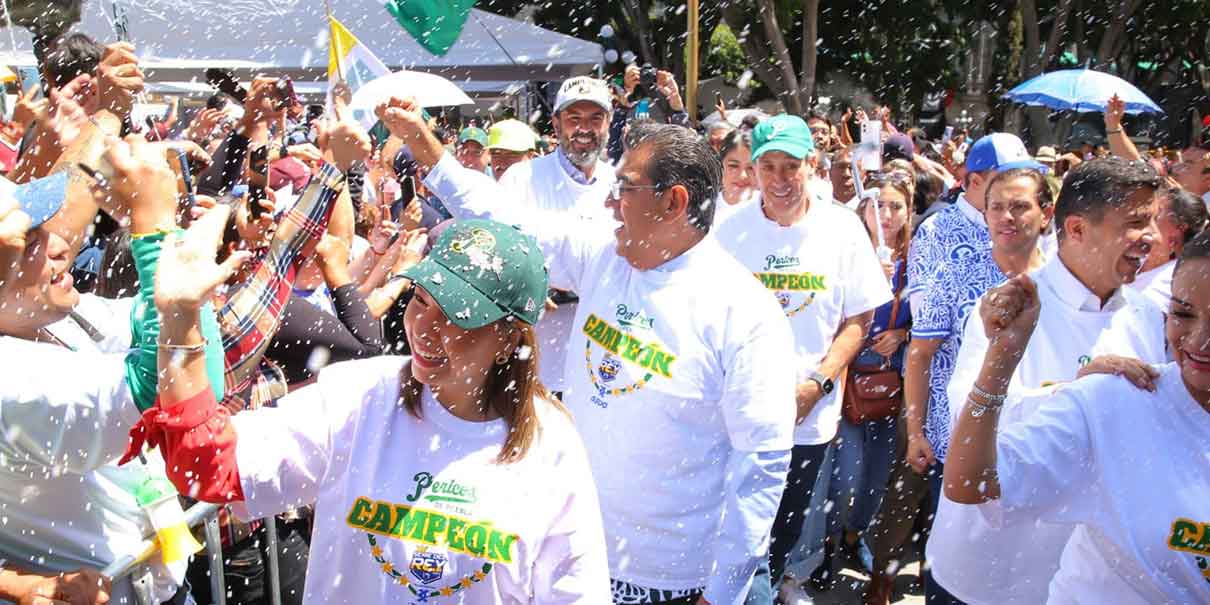 Apoteósico recibimiento a los Pericos de Puebla campeones