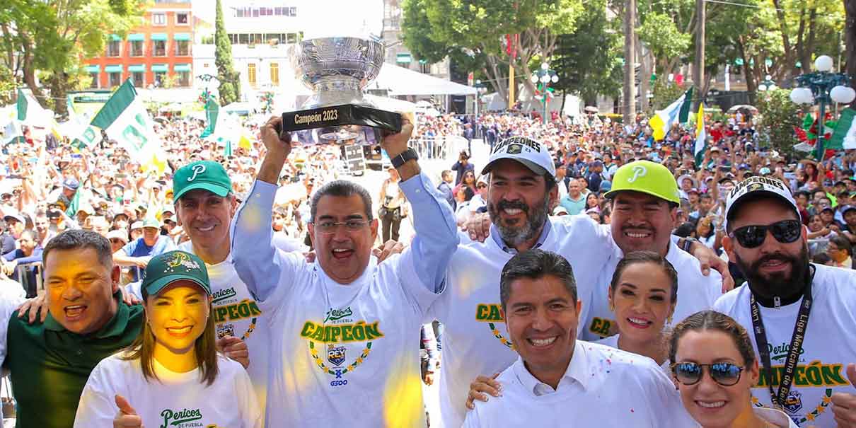 Apoteósico recibimiento a los Pericos de Puebla campeones