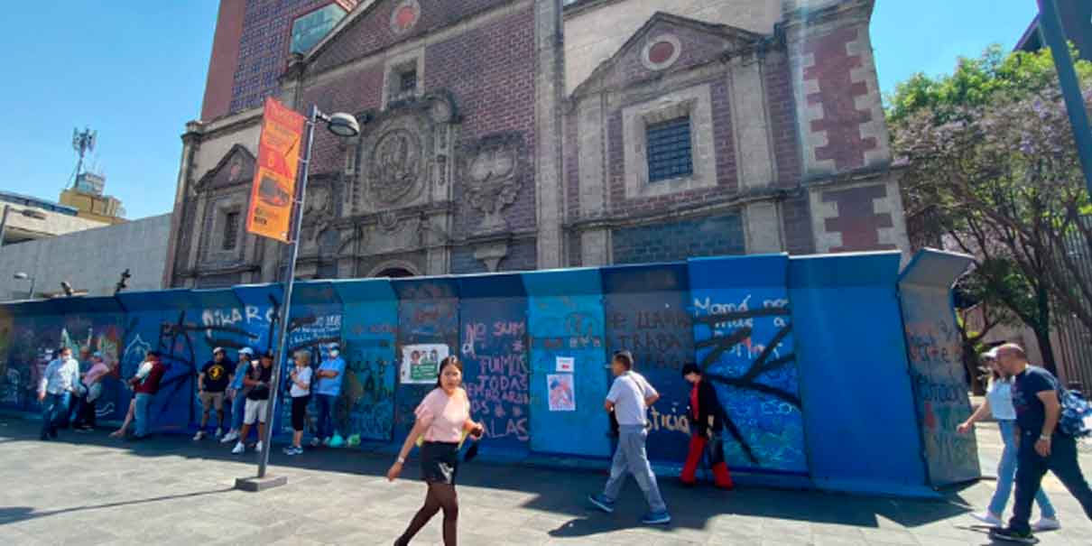 CDMX blinda con vallas metálicas edificios y monumentos previo a la marcha del 8M