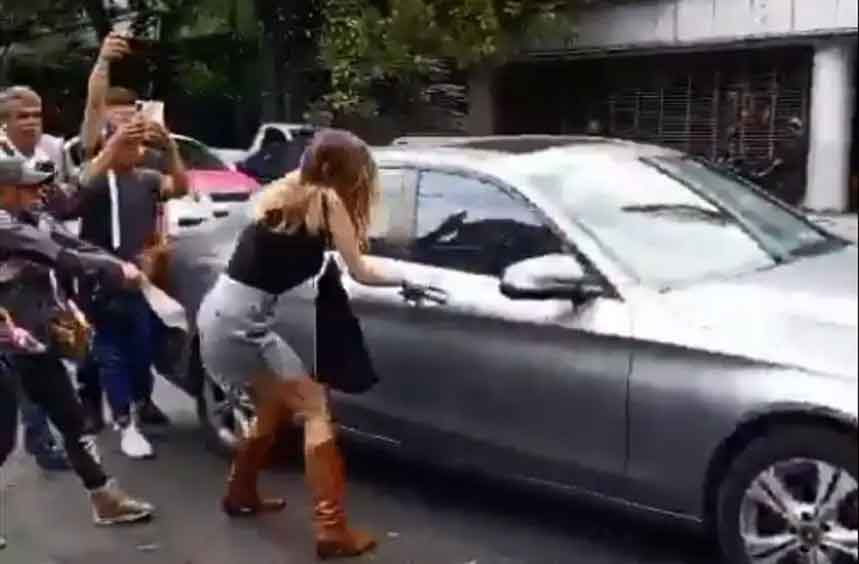 Así enfrentó Lady Racista a la multitud tras su primera audiencia por insultos racistas