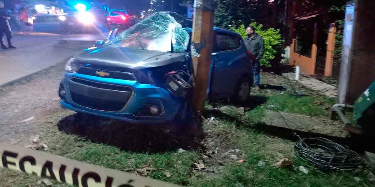 Auto se estampa contra poste de luz en Xicotepec; el conductor resultó gravemente herido