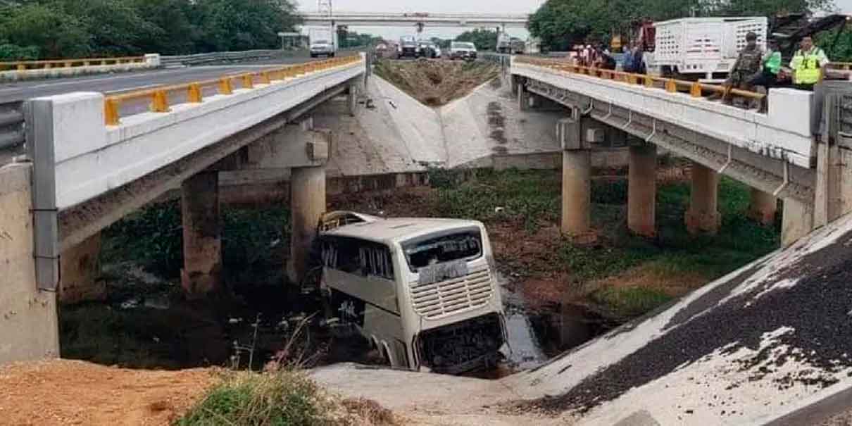 Al menos 12 muertos en volcadura de autobús turístico en carretera de Veracruz