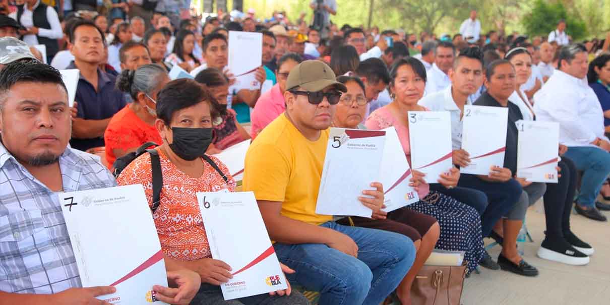 Autoridades y habitantes de San Pedro Cholula y Tehuacán recibieron obras, patrullas y escrituras