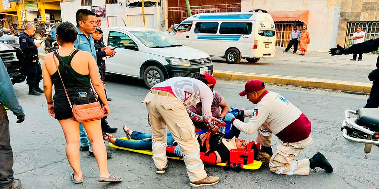 Mujer cae a bache con su moto y se fractura la mano en Izúcar