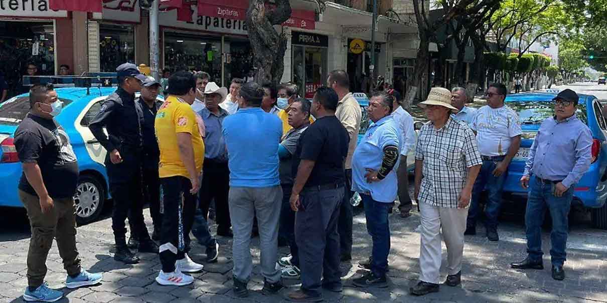 Bloqueo en Tehuacán: transportistas protestan contra competencia de aplicaciones móviles