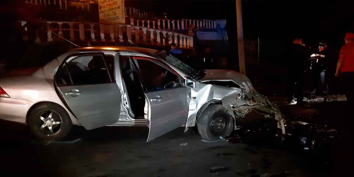 Borracho rebasa y choca de frente contra otro vehículo en la federal Pachuca-Tuxpan