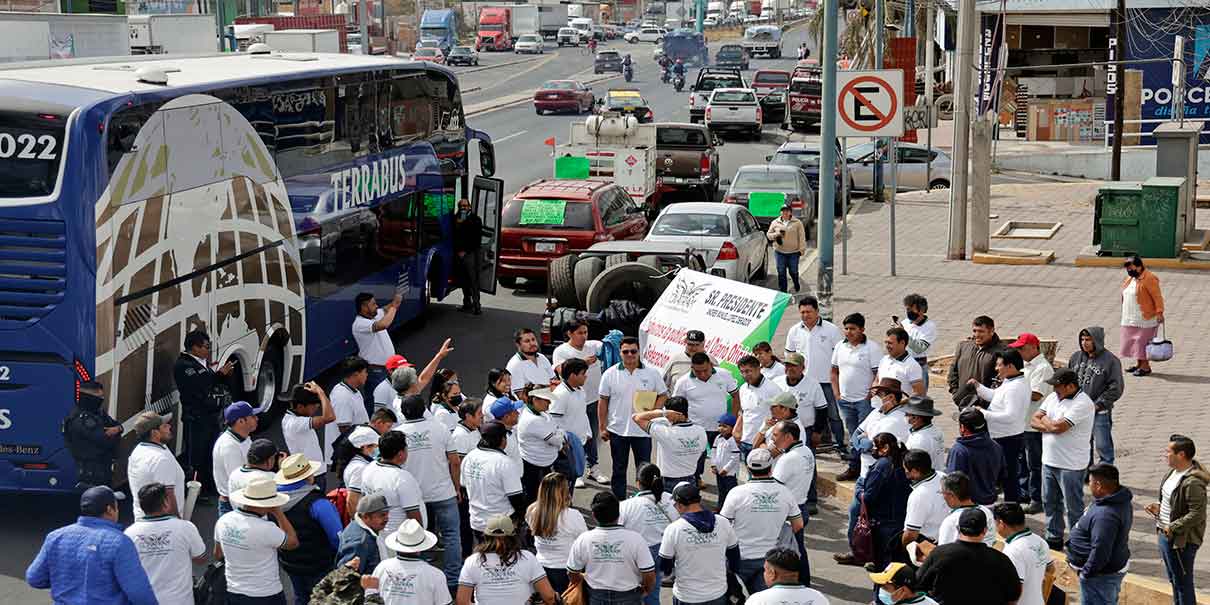 Camioneros se manifiestan en casetas de Texmelucan, Amozoc y Atlixco