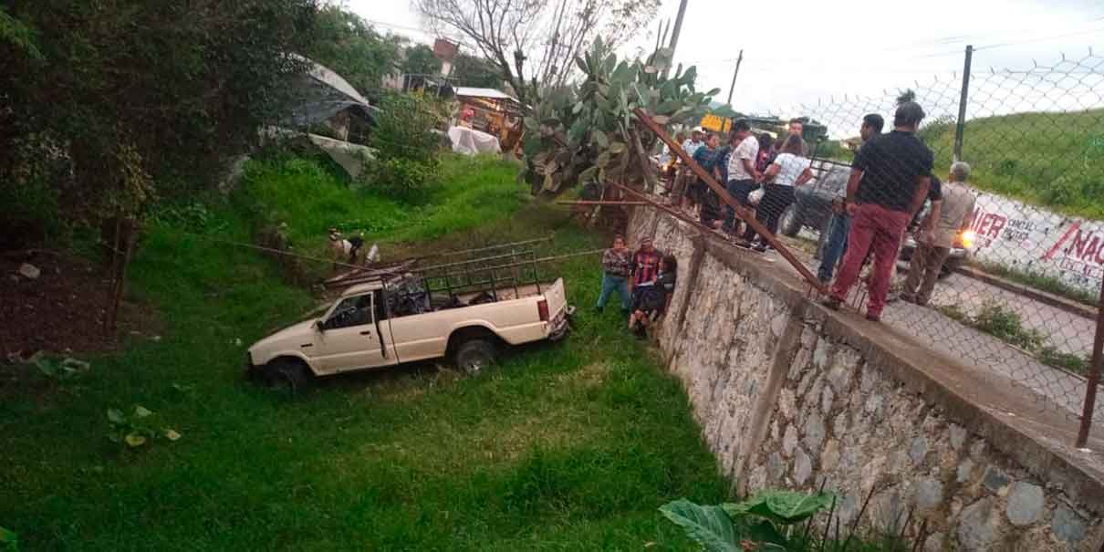 Conductor maneja a exceso de velocidad y sale del camino en Huauchinango