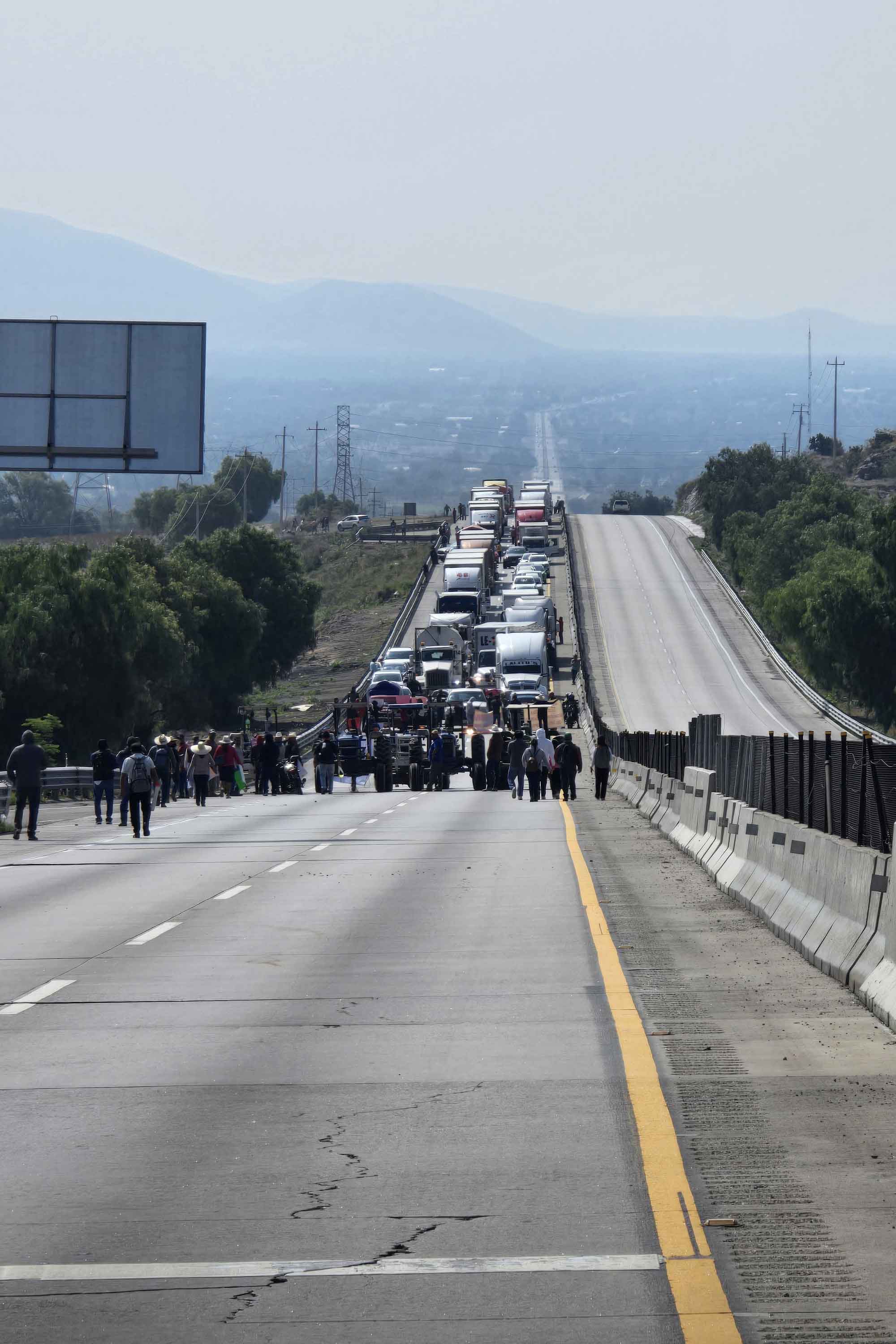 Campesinos exigen devolución de impuestos; bloquean la autopista Puebla-Orizaba
