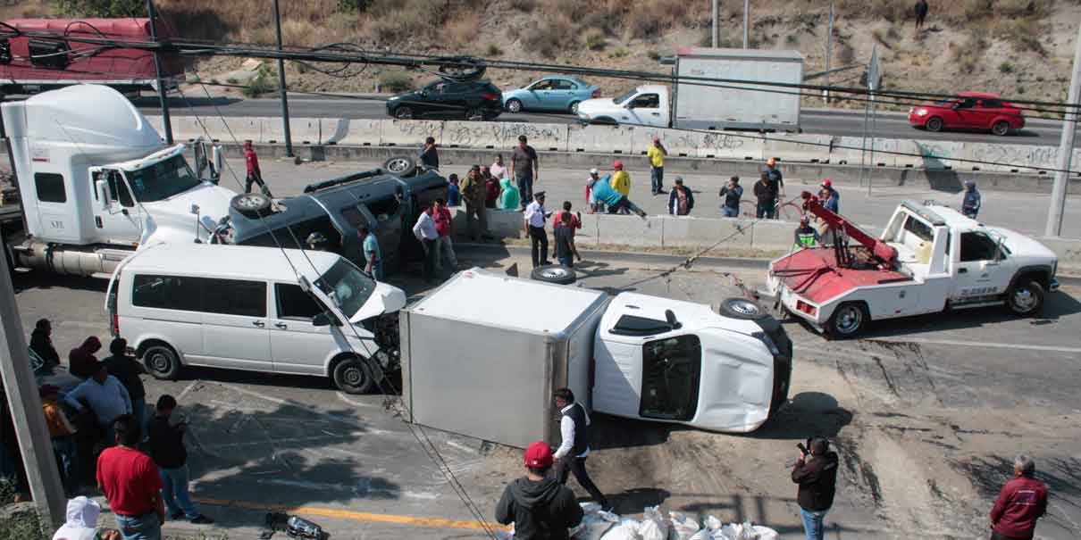 12 lesionados en el Periférico, 9 autos se estrellaron y no hay paso del Norte al Sur